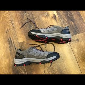 BEARPAW HIKING BOOTS 🌸